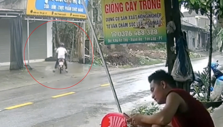 Clip: Trực chỉ bụi chuối, chả hiểu ông chú đi đứng thế nào...