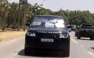 Clip: Bà chị cầm lái Range Rover dán kín mít kính lái - Thày nào dạy chị lái xe, thày nào???