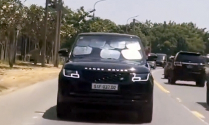 Clip: Bà chị cầm lái Range Rover dán kín mít kính lái - Thày nào dạy chị lái xe, thày nào???