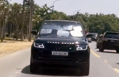 Clip: Bà chị cầm lái Range Rover dán kín mít kính lái - Thày nào dạy chị lái xe, thày nào???
