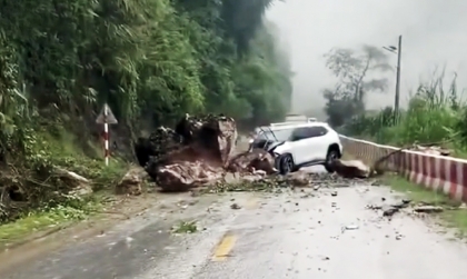 Clip: Toàn cảnh đá lở đè nát đầu xe Toyota Yaris Cross tại Sơn La