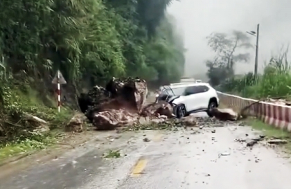 Clip: Toàn cảnh đá lở đè nát đầu xe Toyota Yaris Cross tại Sơn La
