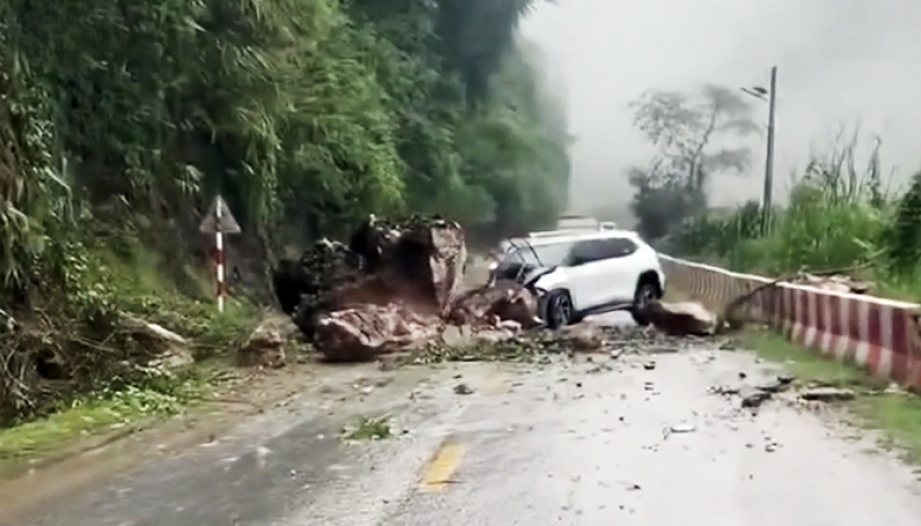 Clip: Toàn cảnh đá lở đè nát đầu xe Toyota Yaris Cross tại Sơn La