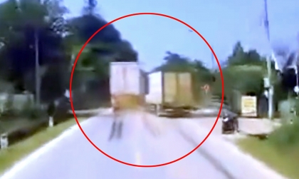  Clip: Vệt phanh này có đến 50m không các bác?