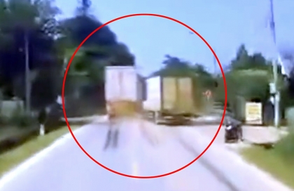 Clip: Vệt phanh này có đến 50m không các bác?