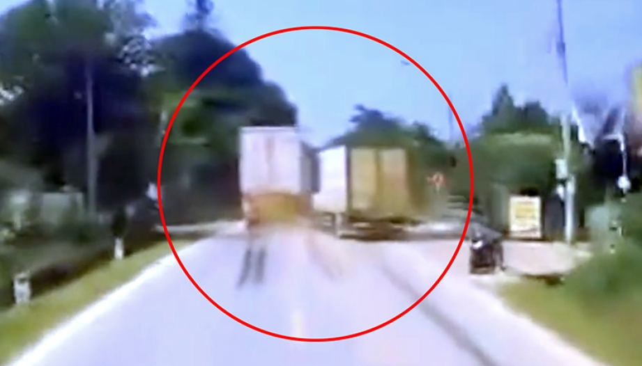  Clip: Vệt phanh này có đến 50m không các bác?