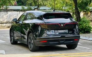 Xe Vinfast VF7 của em vào D bị trôi giữa dốc là bị sao?