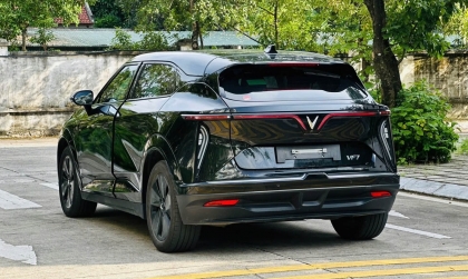 Xe Vinfast VF7 của em vào D bị trôi giữa dốc là bị sao?