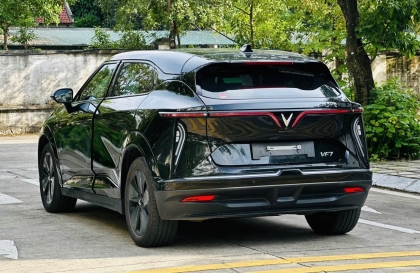 Xe Vinfast VF7 của em vào D bị trôi giữa dốc là bị sao?