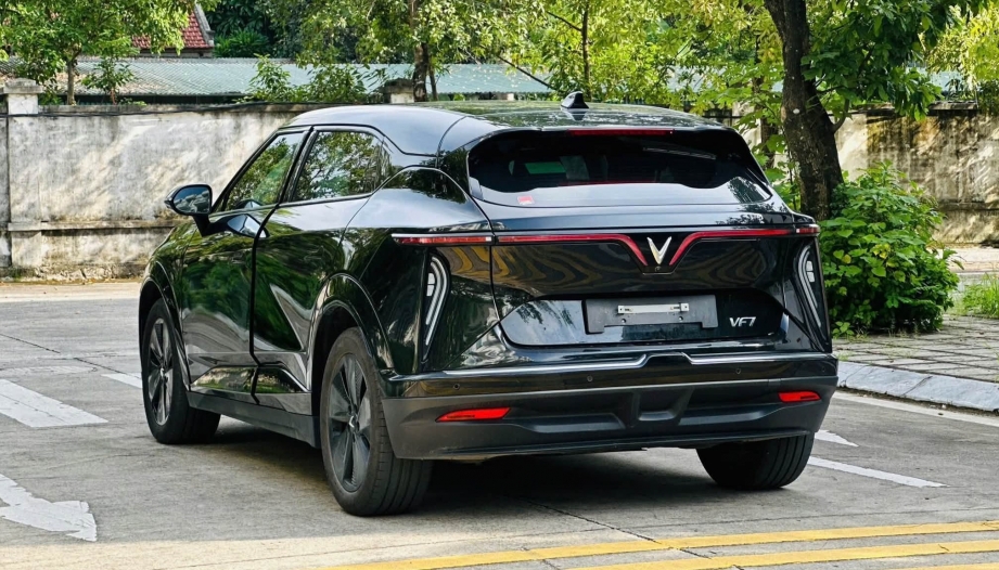 Xe Vinfast VF7 của em vào D bị trôi giữa dốc là bị sao?