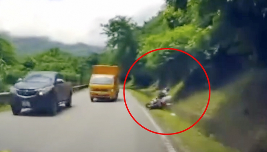 Clip TNGT: May mà có camera ghi lại... không thì tình ngay lý gian