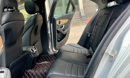 Mercedes C300 bị kêu cửa khi đi vào chỗ xóc thì khắc phục thế nào?