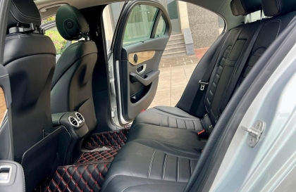 Mercedes C300 bị kêu cửa khi đi vào chỗ xóc thì khắc phục thế nào?