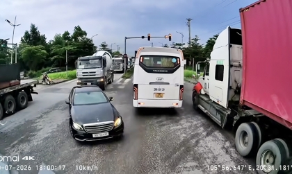 Ý thức Giao thông: Có bác nào giải thích giùm ông nhà giàu đi Mercedes làm gì được không?