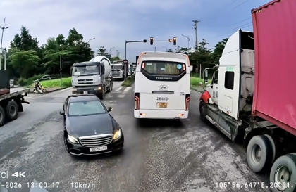Ý thức Giao thông: Có bác nào giải thích giùm ông nhà giàu đi Mercedes làm gì được không?
