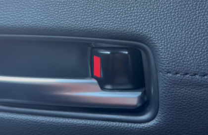 Xe Toyota Corolla Cross bị lỗi khóa cửa là do nguyên nhân gì?