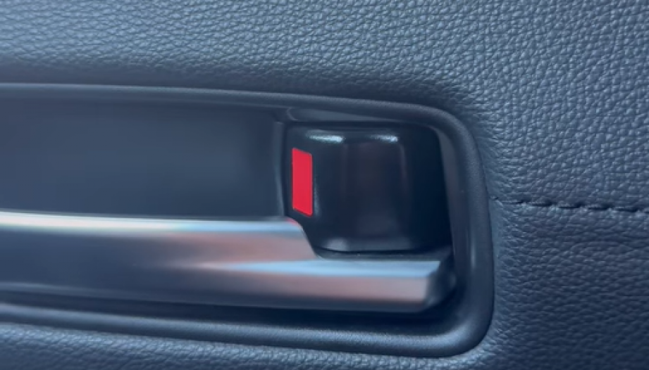 Xe Toyota Corolla Cross bị lỗi khóa cửa là do nguyên nhân gì?