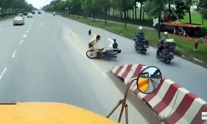 Clip TNGT: Bác tài chạy công, ngoài việc phản xạ tốt còn được các cụ cả hai họ Độ cho pha này