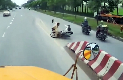 Clip TNGT: Bác tài chạy công, ngoài việc phản xạ tốt còn được các cụ cả hai họ Độ cho pha này