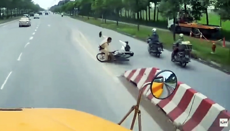 Clip TNGT: Bác tài chạy công, ngoài việc phản xạ tốt còn được các cụ cả hai họ Độ cho pha này