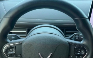 Xin tư vấn xe VinFast VF7 bị lệch vô lăng?