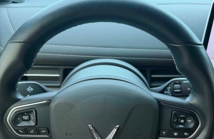 Xin tư vấn xe VinFast VF7 bị lệch vô lăng?