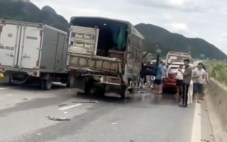 Clip TNGT: Công-ten-nơ gây tai nạn liên hoàn trên CT Ninh Bình - Mai Sơn, nhìn hiện trường mà đếm không hết xe