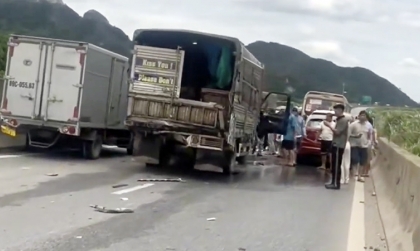 Clip TNGT: Công-ten-nơ gây tai nạn liên hoàn trên CT Ninh Bình - Mai Sơn, nhìn hiện trường mà đếm không hết xe