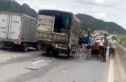 Clip TNGT: Công-ten-nơ gây tai nạn liên hoàn trên CT Ninh Bình - Mai Sơn, nhìn hiện trường mà đếm không hết xe