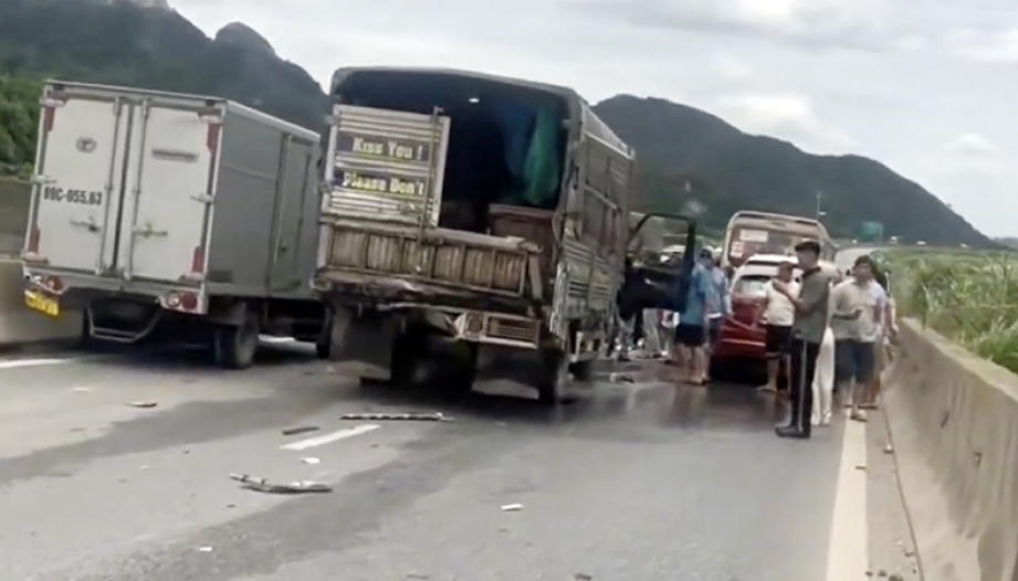 Clip TNGT: Công-ten-nơ gây tai nạn liên hoàn trên CT Ninh Bình - Mai Sơn, nhìn hiện trường mà đếm không hết xe
