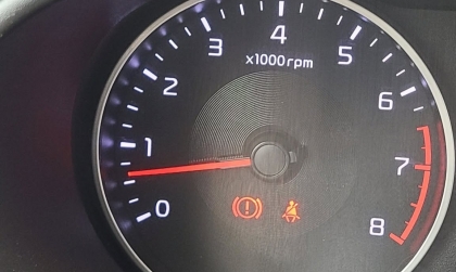 Vòng tua xe Kia Soluto thấp thế này thì làm sao để tăng lên?