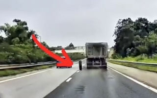 Clip: Các bác có kinh nghiệm cho hỏi, đây có phải lỗi do thằng làm lốp không vậy?