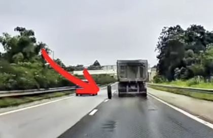 Clip: Các bác có kinh nghiệm cho hỏi, đây có phải lỗi do thằng làm lốp không vậy?