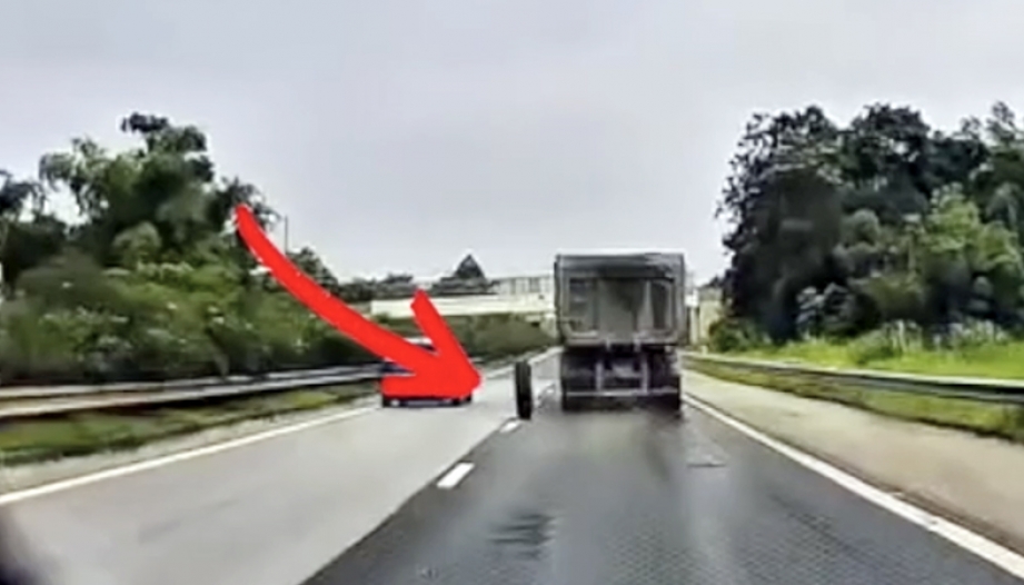 Clip: Các bác có kinh nghiệm cho hỏi, đây có phải lỗi do thằng làm lốp không vậy?