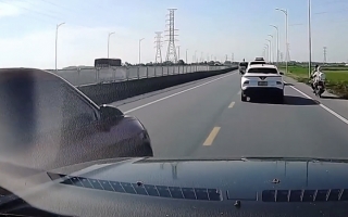 Clip TNGT: VinFast VF 7 tạt đầu ép xe để chuyển làn bất thành, va vào xe khác rồi tăng ga bỏ chạy