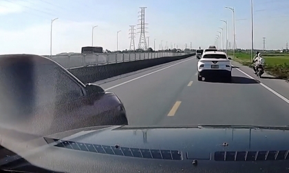 Clip TNGT: VinFast VF 7 tạt đầu ép xe để chuyển làn bất thành, va vào xe khác rồi tăng ga bỏ chạy