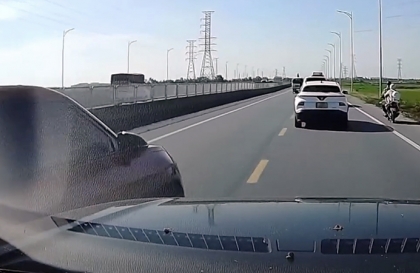 Clip TNGT: VinFast VF 7 tạt đầu ép xe để chuyển làn bất thành, va vào xe khác rồi tăng ga bỏ chạy