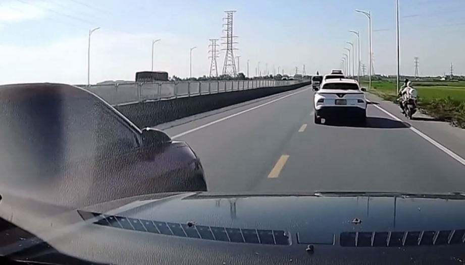 Clip TNGT: VinFast VF 7 tạt đầu ép xe để chuyển làn bất thành, va vào xe khác rồi tăng ga bỏ chạy