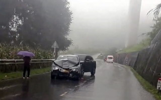 Clip TNGT: Toàn cảnh vụ VinFast VF 5 đấu đầu KIA Carens trên QL 4D từ Lào Cai lên Sapa