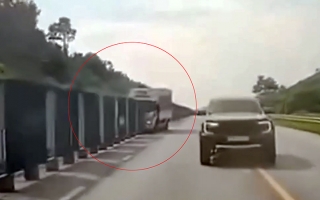 Clip TNGT: Khổ thân bác tài, không hiểu sao lại ra nông nỗi này...