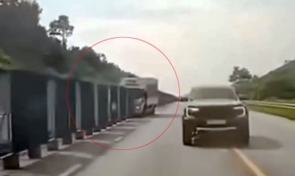  Clip TNGT: Khổ thân bác tài, không hiểu sao lại ra nông nỗi này...