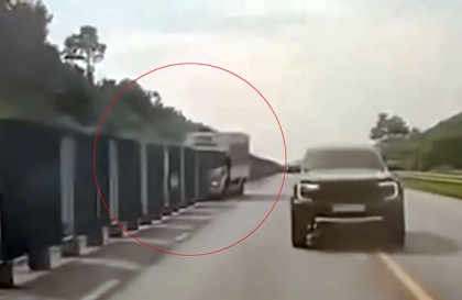  Clip TNGT: Khổ thân bác tài, không hiểu sao lại ra nông nỗi này...