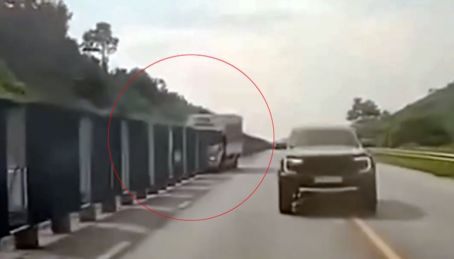  Clip TNGT: Khổ thân bác tài, không hiểu sao lại ra nông nỗi này...