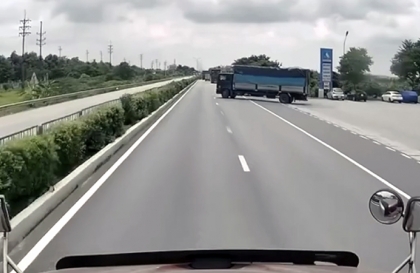Clip TNGT: Tài xế công-ten-nơ