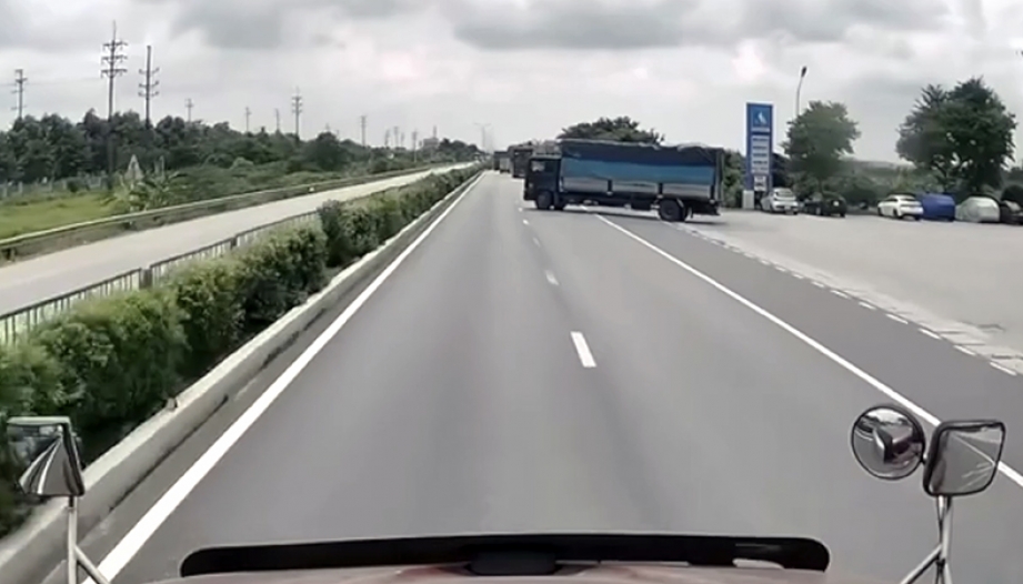 Clip TNGT: Tài xế công-ten-nơ 