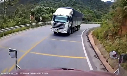 Clip: Cậy xe lớn, tài xế xe tải vào cua chém làn bất chấp xe ngược chiều