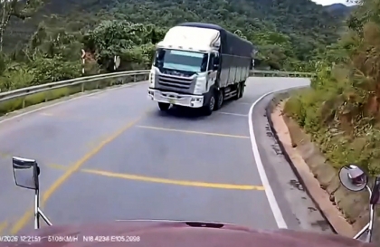 Clip: Cậy xe lớn, tài xế xe tải vào cua chém làn bất chấp xe ngược chiều