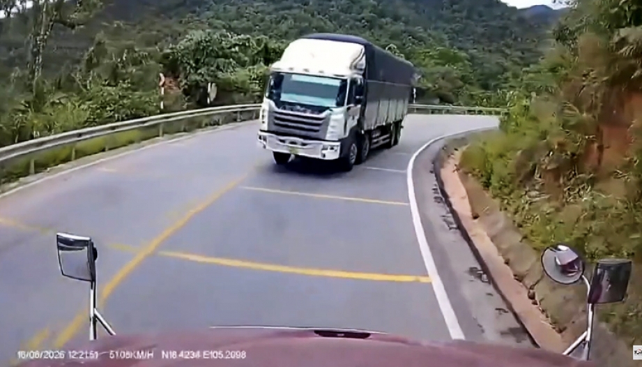 Clip: Cậy xe lớn, tài xế xe tải vào cua chém làn bất chấp xe ngược chiều