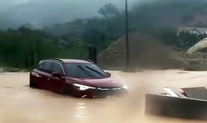 Clip: Chúc mừng bác Toyota Corolla Cross bơi nhanh, thoát dòng nước lũ trong gang tấc.