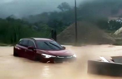 Clip: Chúc mừng bác Toyota Corolla Cross bơi nhanh, thoát dòng nước lũ trong gang tấc.